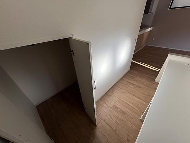 いつでもお部屋をスッキリお使い頂ける収納スペースを設置。