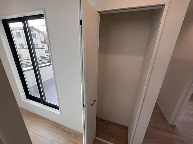 いつでもお部屋をスッキリお使い頂ける収納スペースを設置。