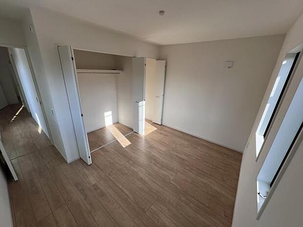 木の温もりが優しいフローリングの収納スペース付き洋室です。