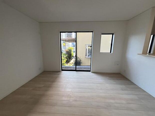 お食事中もキッチンと会話が楽しめるダイニングスペーゆったりとした開放的なダイニングキッチンスペースで