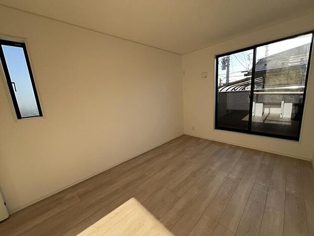 寝室にもご利用いただける居室スペースです明るい広々とした主寝室でご家族ゆっくりお休みになれま