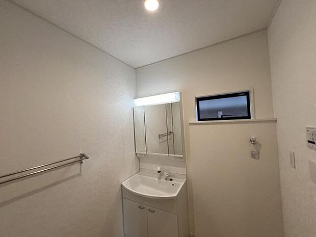 洗面化粧台です。朝の身支度から1日が始まります。収納力と機能性に優れたお手入れラクラク洗面化粧台です