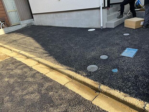 駐車場ももちろん完備しておりますのでお車所有の方にも心強いです駐車場です前面道路との高低差も少なく