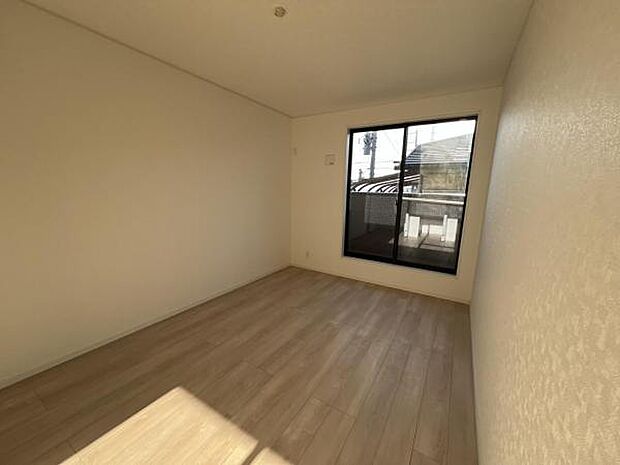 自分好みのアレンジで居心地の良い空間になりそうです洋室は風通しが良く明るく快適な空間ですゆったりと読