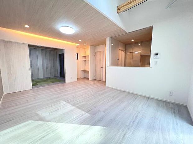 お食事中もキッチンと会話が楽しめるダイニングスペース。