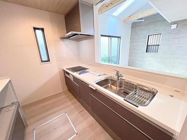 リビングが見渡せ、料理中も会話が弾む対面式キッチンです。