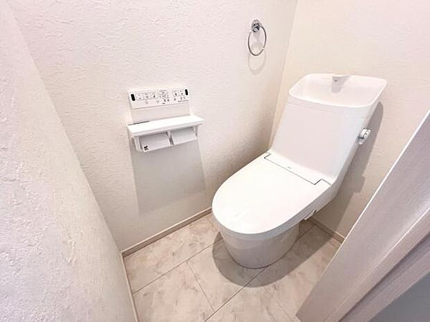 シャワー洗浄機能付のトイレは、清潔感が印象的な空間ですね。