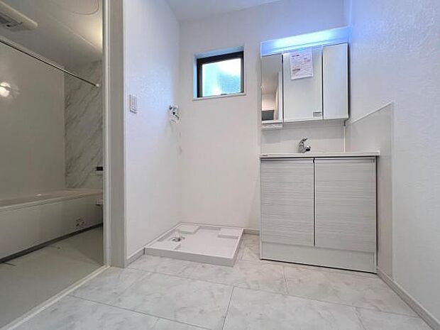 洗面化粧台です。朝の身支度から1日が始まります。