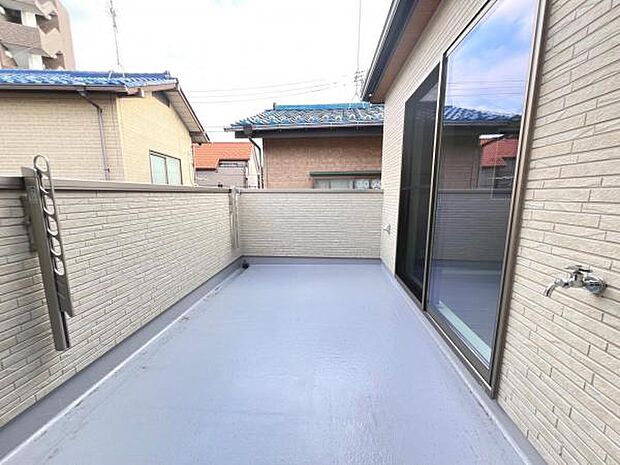 広々バルコニーで布団やレジャーシートなど大きな物も簡単に干すことができお洗濯も楽しくなりそうですね。