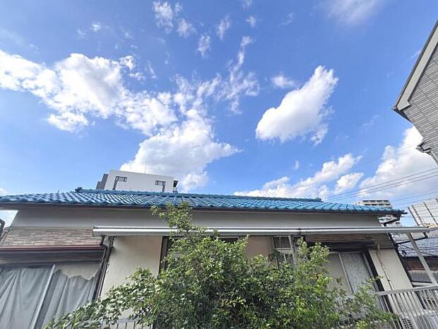 バルコニーからの眺望です。明るい陽射しを浴びながらゆったりと過ごすのも良いですね。