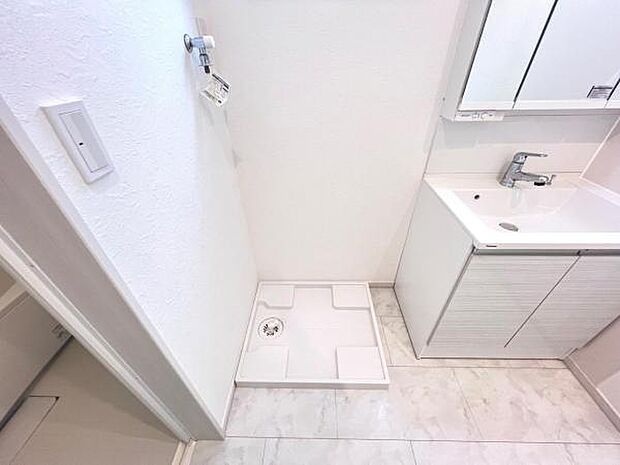 独立洗面台の横にはランドリースペースがございます。