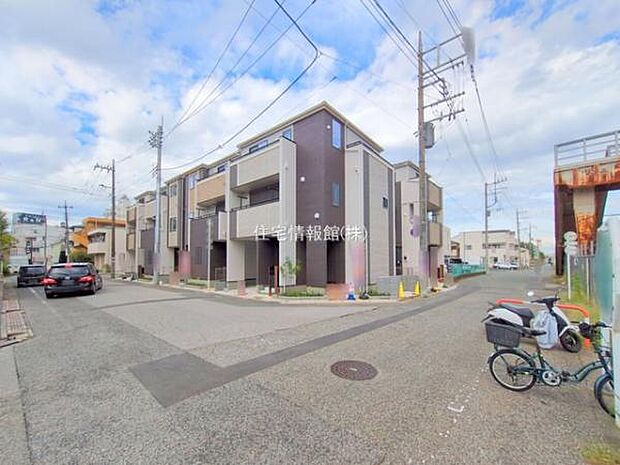 前面道路を含めた現地写真です。