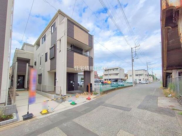 前面道路を含めた現地写真です。