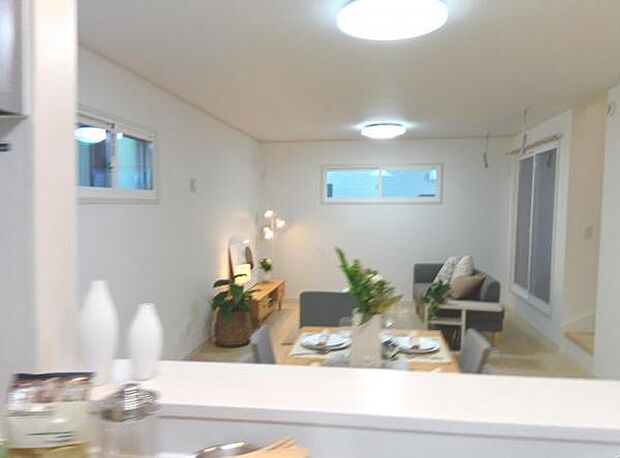 家族とゆったり時間を過ごせるリビングダイニング。