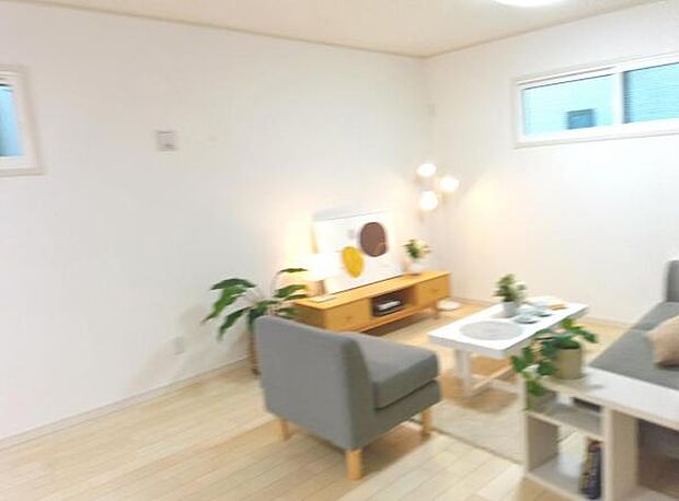 お食事中もキッチンと会話が楽しめるダイニングスペース。