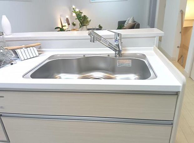 ご家族を見守りながら家事が捗る対面式キッチン。お料理をしながらご家族のサポートも可能です。