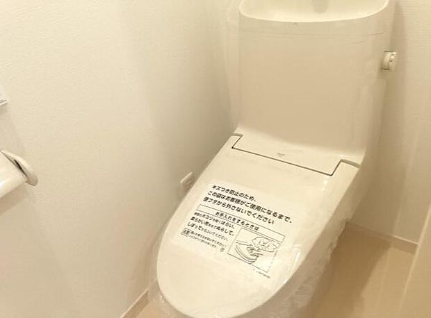 シャワー洗浄機能付のトイレは、清潔感が印象的な空間ですね。