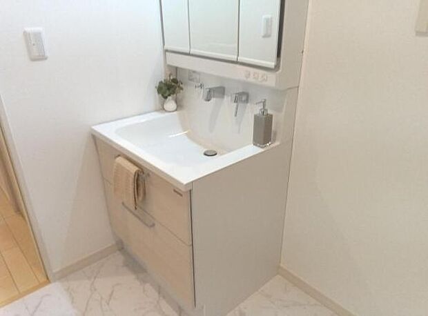 洗面化粧台です。朝の身支度から1日が始まります。