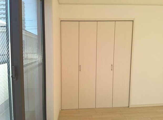 いつでもお部屋をスッキリお使い頂ける収納スペースを設置。