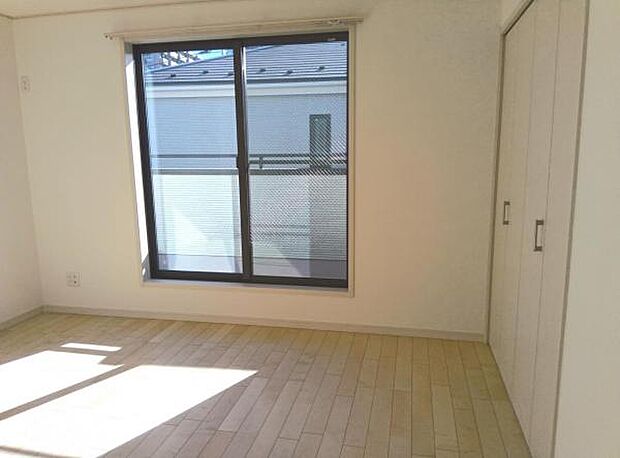 木の温もりが優しいフローリングの収納スペース付き洋室です。