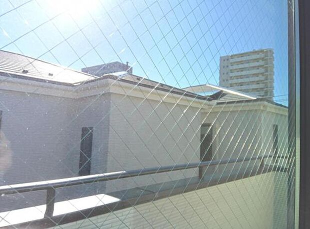 バルコニーからの眺望です。明るい陽射しを浴びながらゆったりと過ごすのも良いですね。