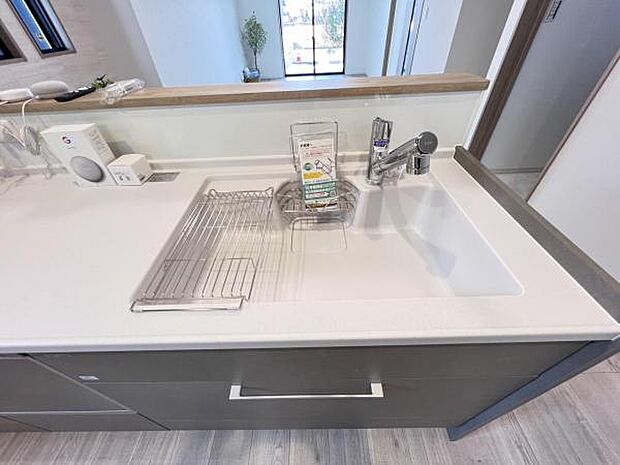 作業スペースが広く家事動線をゆったりと確保できるキッチンです。