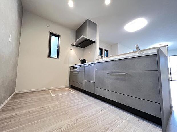 リビングが見渡せ、料理中も会話が弾む対面式キッチンです。