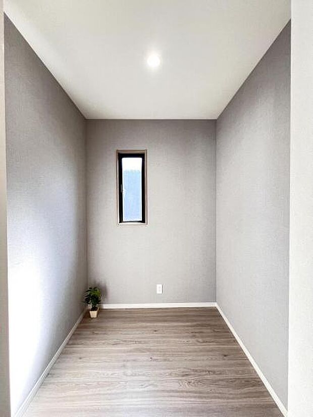 ウォークインクローゼットがあり収納スペースも豊富。季節物もスッキリ片付きそうです。