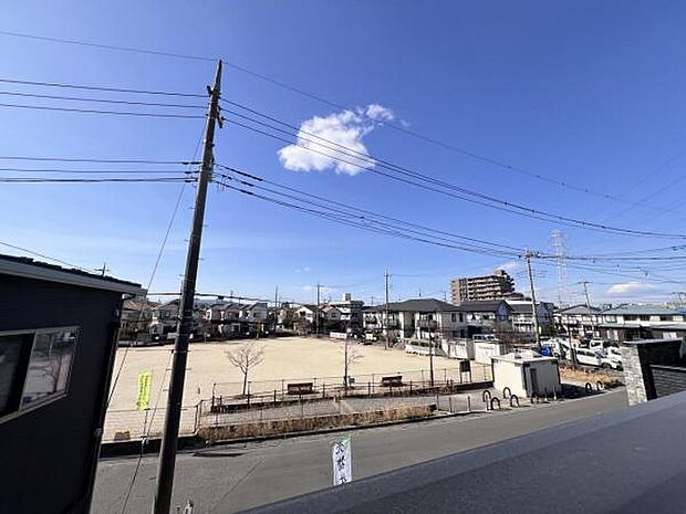 バルコニーからの眺望です。明るい陽射しを浴びながらゆったりと過ごすのも良いですね。