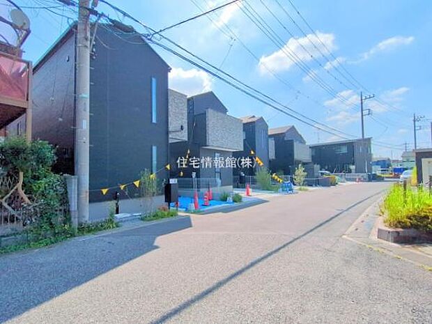 前面道路を含めた現地写真です。