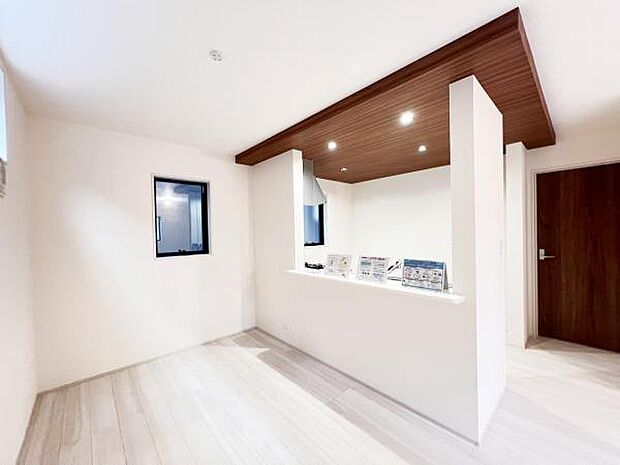 お食事中もキッチンと会話が楽しめるダイニングスペース。