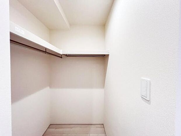 ウォークインクローゼットがあり収納スペースも豊富。季節物もスッキリ片付きそうです。