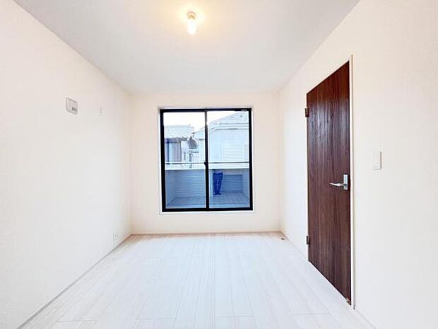 木の温もりが優しいフローリングの収納スペース付き洋室です。