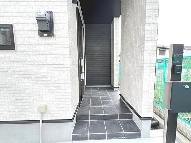 綺麗で明るい玄関でお客様をお迎えいただけます。