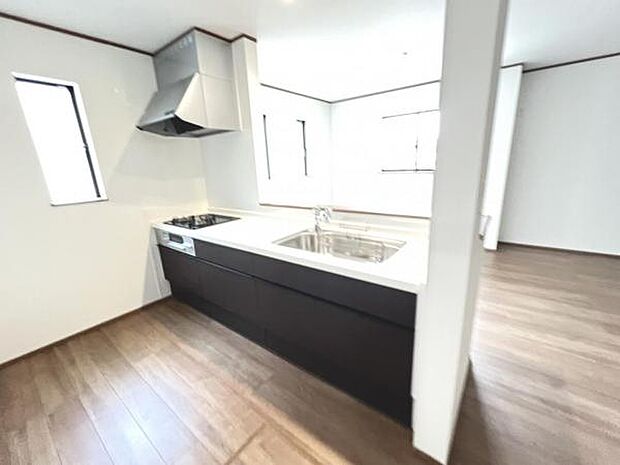 リビングが見渡せ、料理中も会話が弾む対面式キッチンです。