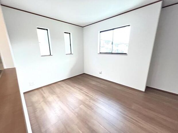 お食事中もキッチンと会話が楽しめるダイニングスペース。