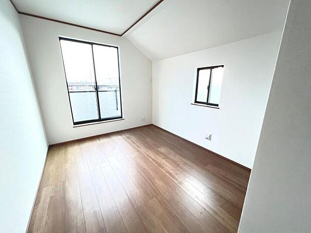 木の温もりが優しいフローリングの収納スペース付き洋室です。