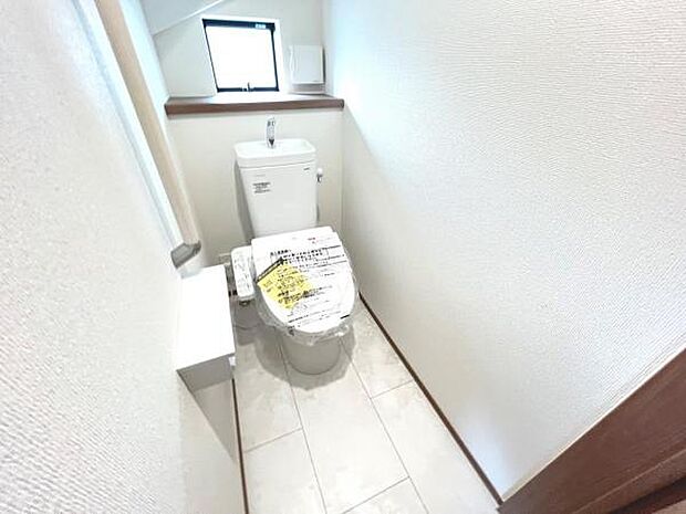 シャワー洗浄機能付のトイレは、清潔感が印象的な空間ですね。