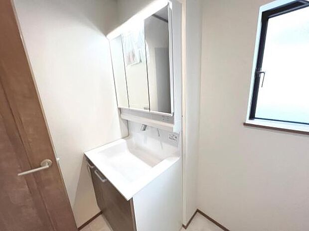 洗面化粧台です。朝の身支度から1日が始まります。