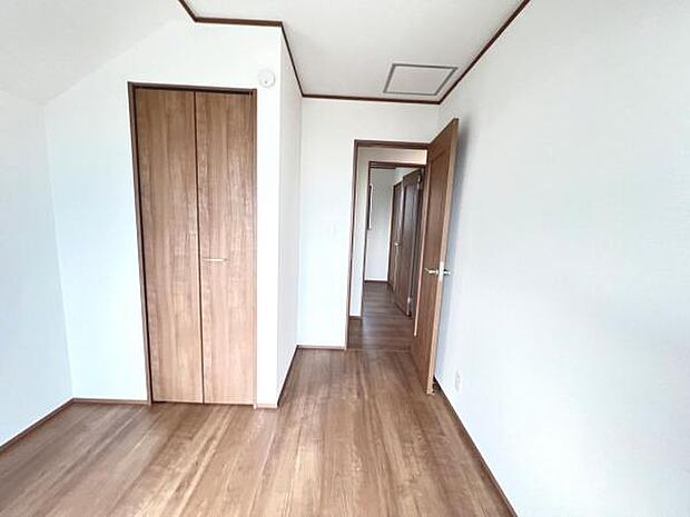 いつでもお部屋をスッキリお使い頂ける収納スペースを設置。