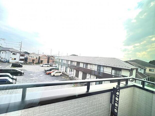 バルコニーからの眺望です。明るい陽射しを浴びながらゆったりと過ごすのも良いですね。