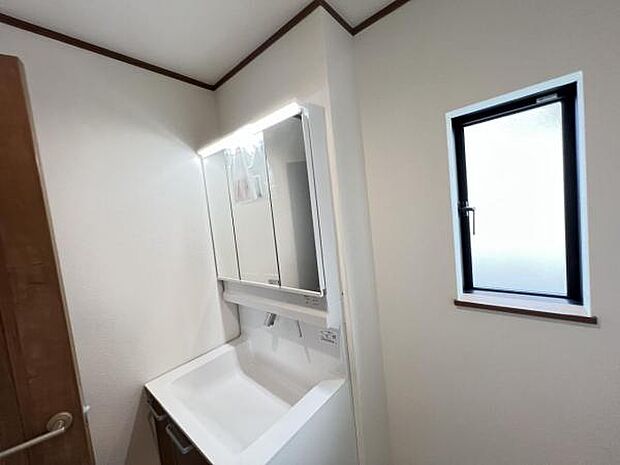 脱衣所は小さなお子様がいるご家庭にも重宝されます。快適で清潔感がある脱衣スペースです。