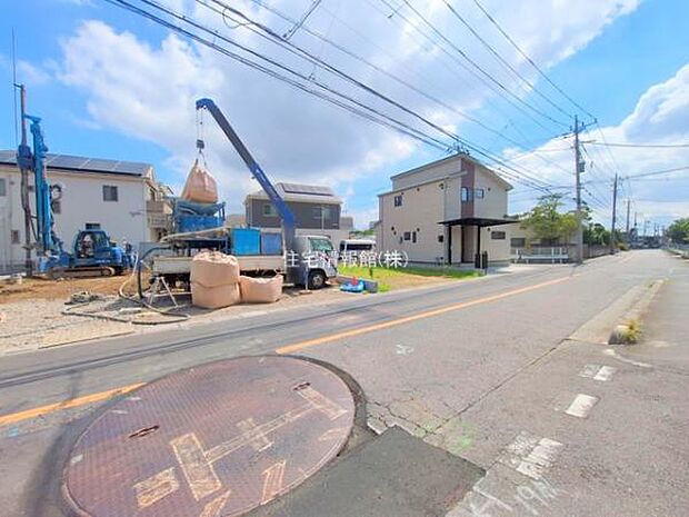 前面道路を含めた現地写真です。