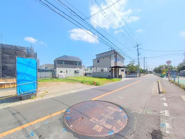 前面道路を含めた現地写真です。