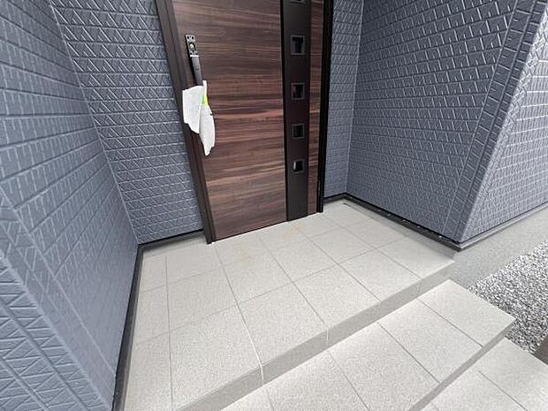 いつも気持ちよくご家族を迎えられる玄関です。綺麗で明るい玄関でお客様をお迎えいただけます。