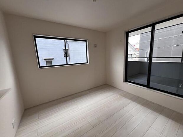 お食事中もキッチンと会話が楽しめるダイニングスペーゆったりとした開放的なダイニングキッチンスペースで