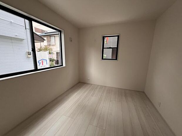 寝室にもご利用いただける居室スペースです明るい広々とした主寝室でご家族ゆっくりお休みになれま