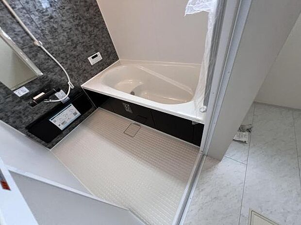 お風呂でほっとひといき1日の疲れを癒しましょうスタイリッシュな浴室で1日の疲れをゆったり癒されるのも