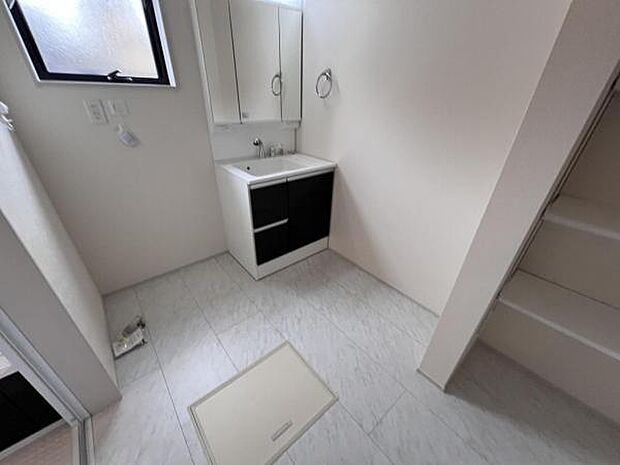 洗面化粧台です。朝の身支度から1日が始まります。収納力と機能性に優れたお手入れラクラク洗面化粧台です