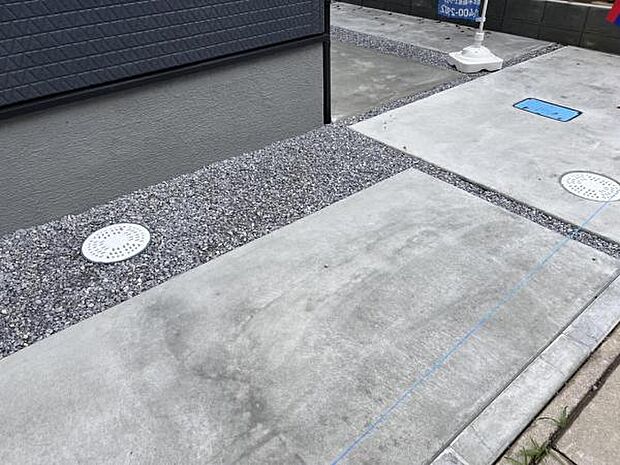 駐車場ももちろん完備しておりますのでお車所有の方にも心強いです駐車場です前面道路との高低差も少なく